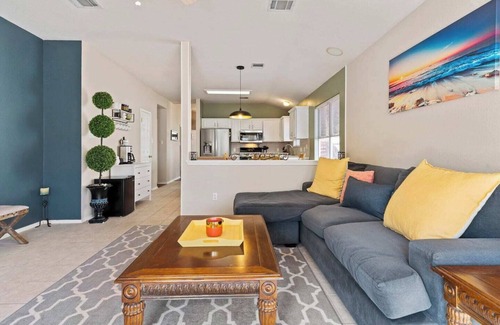 Twin Creeks House | Spend the vacation of your dreams at the spacious and sunny home in the northern suburbs of Austin. Explore nearby attractions, shops, restaurants, and venture into Downtown Austin in less than 30 mins.
