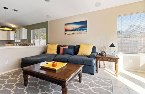 Twin Creeks House | Spend the vacation of your dreams at the spacious and sunny home in the northern suburbs of Austin. Explore nearby attractions, shops, restaurants, and venture into Downtown Austin in less than 30 mins.