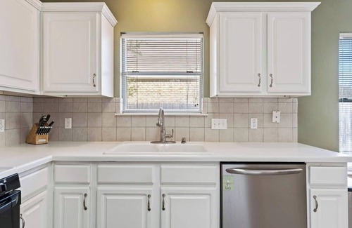 Twin Creeks House | Spend the vacation of your dreams at the spacious and sunny home in the northern suburbs of Austin. Explore nearby attractions, shops, restaurants, and venture into Downtown Austin in less than 30 mins.