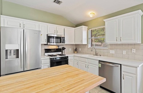 Twin Creeks House | Spend the vacation of your dreams at the spacious and sunny home in the northern suburbs of Austin. Explore nearby attractions, shops, restaurants, and venture into Downtown Austin in less than 30 mins.