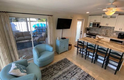Key Colony Beach House | Spend your endless summer on the spectacular screened in porch with classy upgra