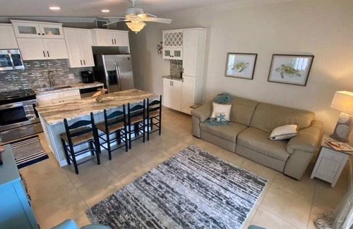 Key Colony Beach House | Spend your endless summer on the spectacular screened in porch with classy upgra