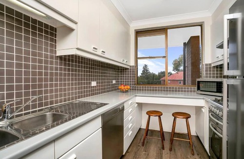 Cremorne Apartment | SPF13-Sunny, Spacious, Highly Convenient Apartment