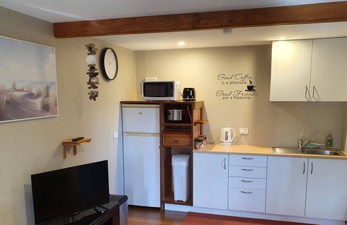 Motueka Cottage | Spic-and-Span on King Ed