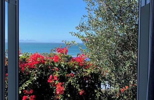 Kalk Bay Apartment | Spindrift - Mint-new, drop dead sea view, large veranda, 1 bedroom 1 bathroom