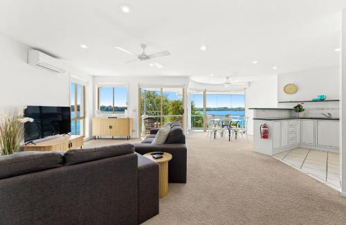 Batehaven House | Spinnakers Reach Unit 9