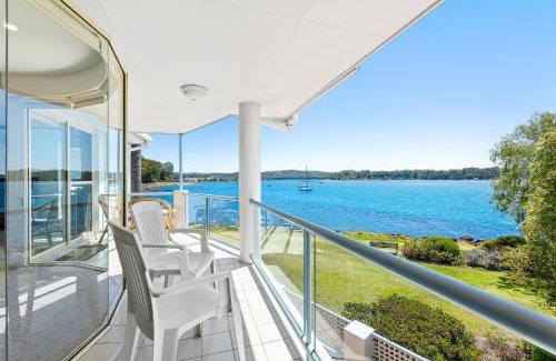 Batehaven House | Spinnakers Reach Unit 9