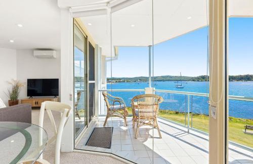 Batehaven House | Spinnakers Reach Unit 9