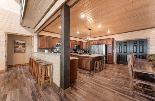 Kimberling City Cabin | Splash Mountain Mansion: The Dream Family Getaway!