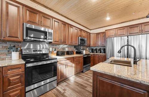 Kimberling City Cabin | Splash Mountain Mansion: The Dream Family Getaway!