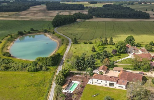 Vieux-Mareuil House | Splendid barn with pool and paddle