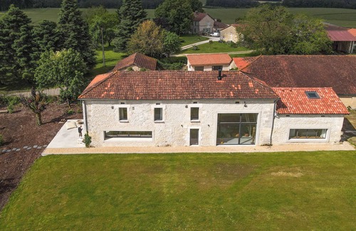 Vieux-Mareuil House | Splendid barn with pool and paddle