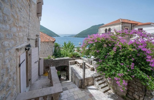 Perast Villa | Splendid two-storey villa by the sea!