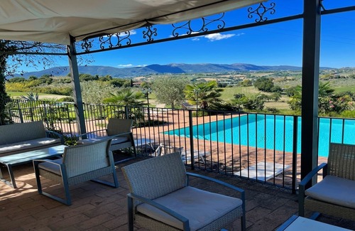 Spoleto Villa | Spoleto Poolside/0.7 kms to central Spoleto/sleeps 20/Wifi+aircon.