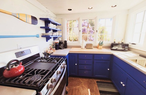 Bodega Bay Cottage | Spring Lily! Amazing View! Hot Tub! Serene house & WiFi in beautiful Bodega Bay