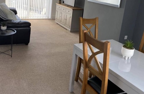 Risca East House | Springfield Retreat