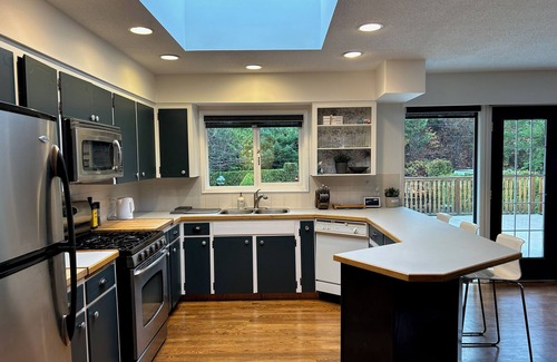 Garibaldi Highlands House | Squamish retreat! 45 min drive to Whistler. Sleeps 8. Walk to Shops & Dining.