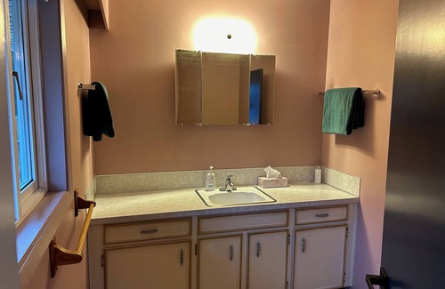 Garibaldi Highlands House | Squamish retreat! 45 min drive to Whistler. Sleeps 8. Walk to Shops & Dining.