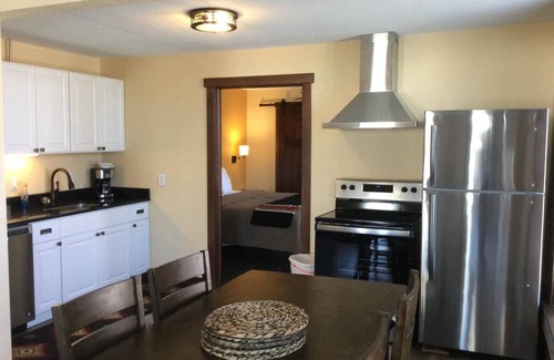 Unionville Apartment | Square View Inn Suite 5
