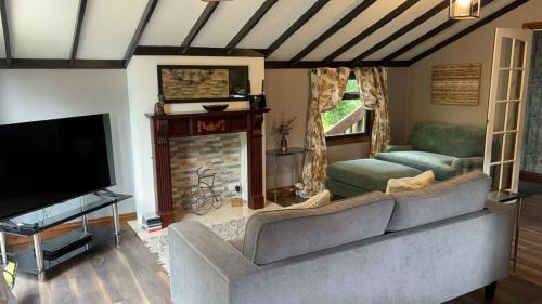 Storwood Apartment | Squirrel Lodge at Owlet Hideaway - with Hot Tub, Near York