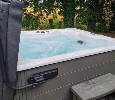 Storwood Apartment | Squirrel Lodge at Owlet Hideaway - with Hot Tub, Near York