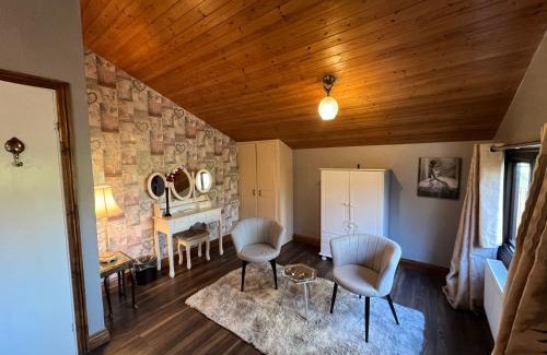 Storwood Apartment | Squirrel Lodge at Owlet Hideaway - with Hot Tub, Near York