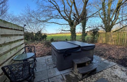 Storwood Apartment | Squirrel Lodge at Owlet Hideaway - with Hot Tub, Near York