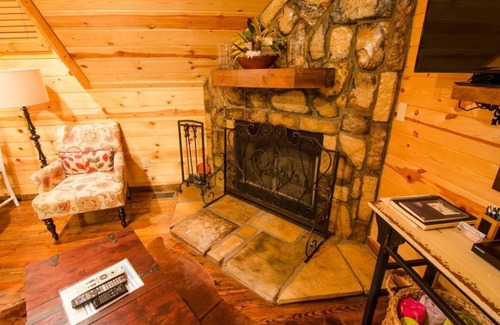 Broken Bow Cabin | Squirrel's Nest Cabin, 2 Bdrms, 1 KING, 1 QUEEN, 1 Bath - outdoor HOT TUB