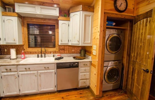Broken Bow Cabin | Squirrel's Nest Cabin, 2 Bdrms, 1 KING, 1 QUEEN, 1 Bath - outdoor HOT TUB