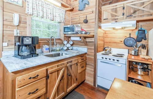 Lake Toxaway Cabin | Squirrel's Nest - Cozy Cabin w/Pickleball and Tennis On Site