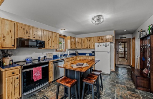 Berkeley Springs House | Sqyrls Nest - hot tub, pets, fire pit, game room, grill, wifi, view