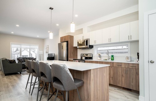 Winnipeg House | St. Boniface + Elegant 3 Bdr + Parking (16)