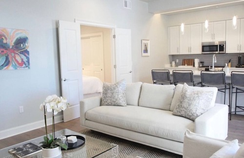 Central Business District Apartment | St Charles Ave Condo | Streetcars, Parking, Pool!