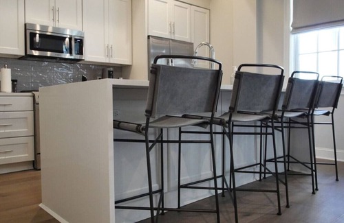 Central Business District Apartment | St Charles Ave Condo | Streetcars, Parking, Pool!