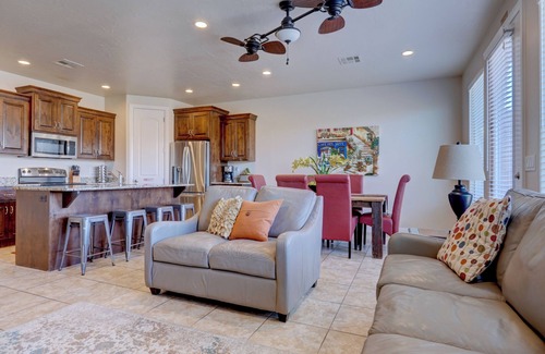 Washington House | St George, near Zion, 2 king bedrooms, 2 pools/hot tubs, playground, pond 4 BD