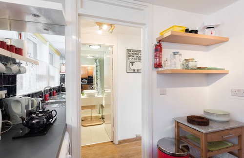 Tower Hill Apartment | St Katharine Docks | Tower Bridge | Studio