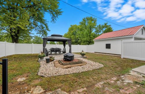 Mehlville House | St, Louis Retreat with Game Room & Yard home