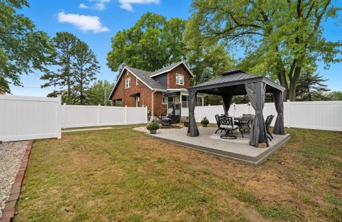 Mehlville House | St, Louis Retreat with Game Room & Yard home
