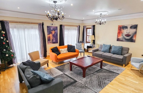 MacMerry Ski Chalet | St Martins 12 Bedroom House - Tranent