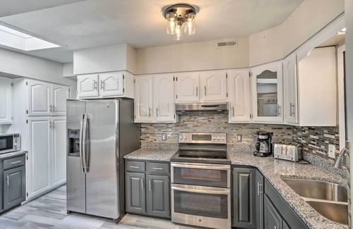 Highland House | St Paul Abode w/Deck ~ 6 Mi to Minneapolis!