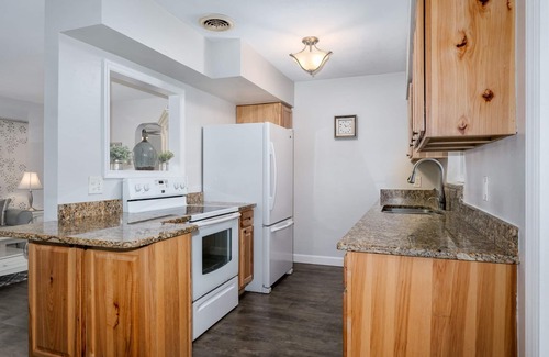 St. Pete Beach Cottage | ST PETE BEACH, WALK TO BEACH, PUBS, RESTAURANTS, SHOPPING, CHILDRENS PARK