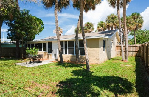 St. Pete Beach Cottage | ST PETE BEACH, WALK TO BEACH, PUBS, RESTAURANTS, SHOPPING, CHILDRENS PARK