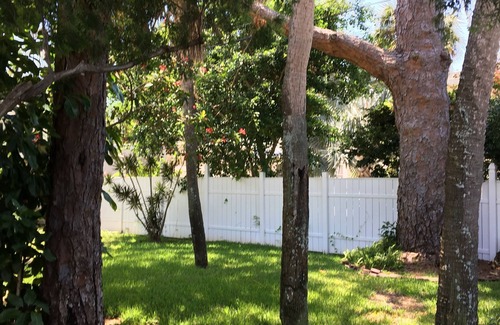 St. Pete Beach Cottage | ST PETE BEACH, WALK TO BEACH, PUBS, RESTAURANTS, SHOPPING, CHILDRENS PARK