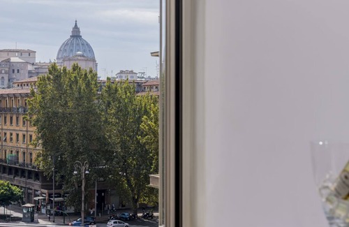 Vatican Apartment | St. Peter mirror Romantic view