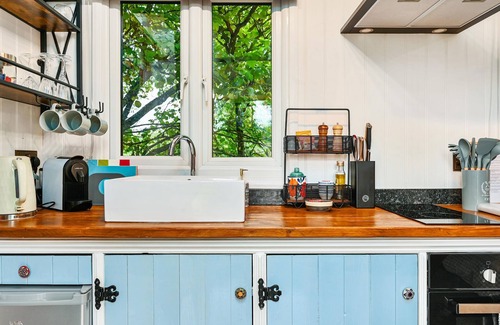 Blackham Cottage | Stag Shepherds Hut - a holiday let that sleeps 4 guests in 1 bedroom