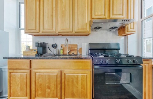 Chinatown Apartment | Stairway | 3BR Apt w W/D Ideal for Groups