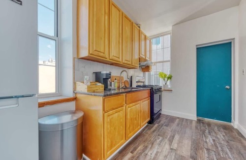 Chinatown Apartment | Stairway | 3BR Apt w W/D Ideal for Groups