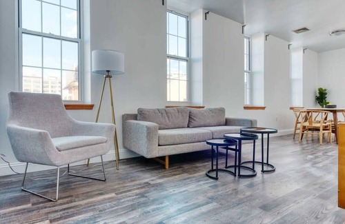 Chinatown Apartment | Stairway | 3BR Apt w W/D Ideal for Groups