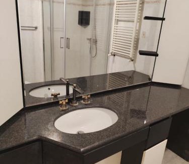 Marco Simone House | Stanza con Bagno Privato in appartamento condiviso