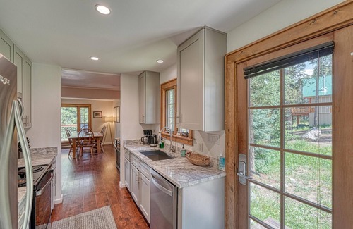 Leadville Cabin | Star of the West - 5 MINUTES to Ski Cooper! Modern cabin on Lake!